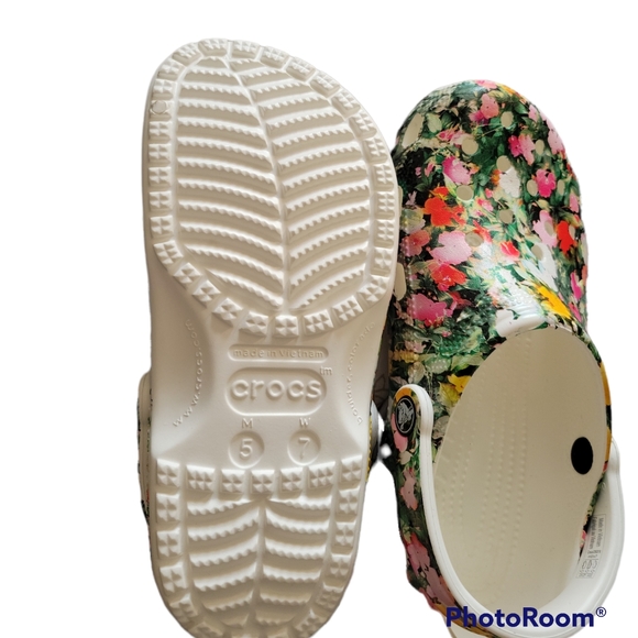 Women Crocs - Picture 2 of 5